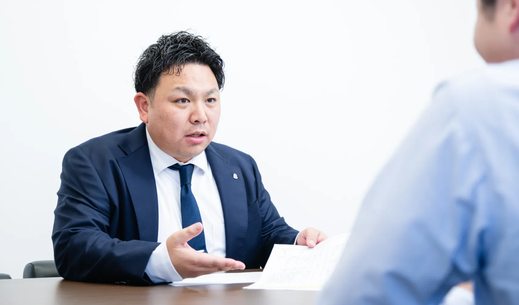 真摯な説明をする営業スタッフ