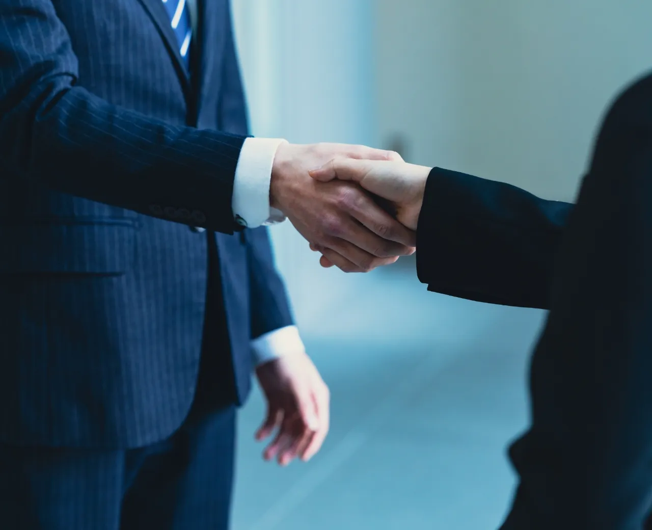固い握手をするビジネスパートナー